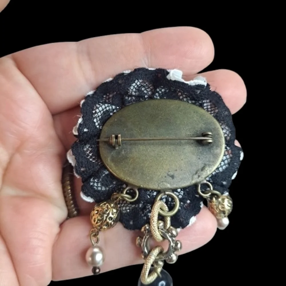 Vintage-Inspired White Lace Cameo Brooch with Black and Gold Accents - Picture 2 of 2